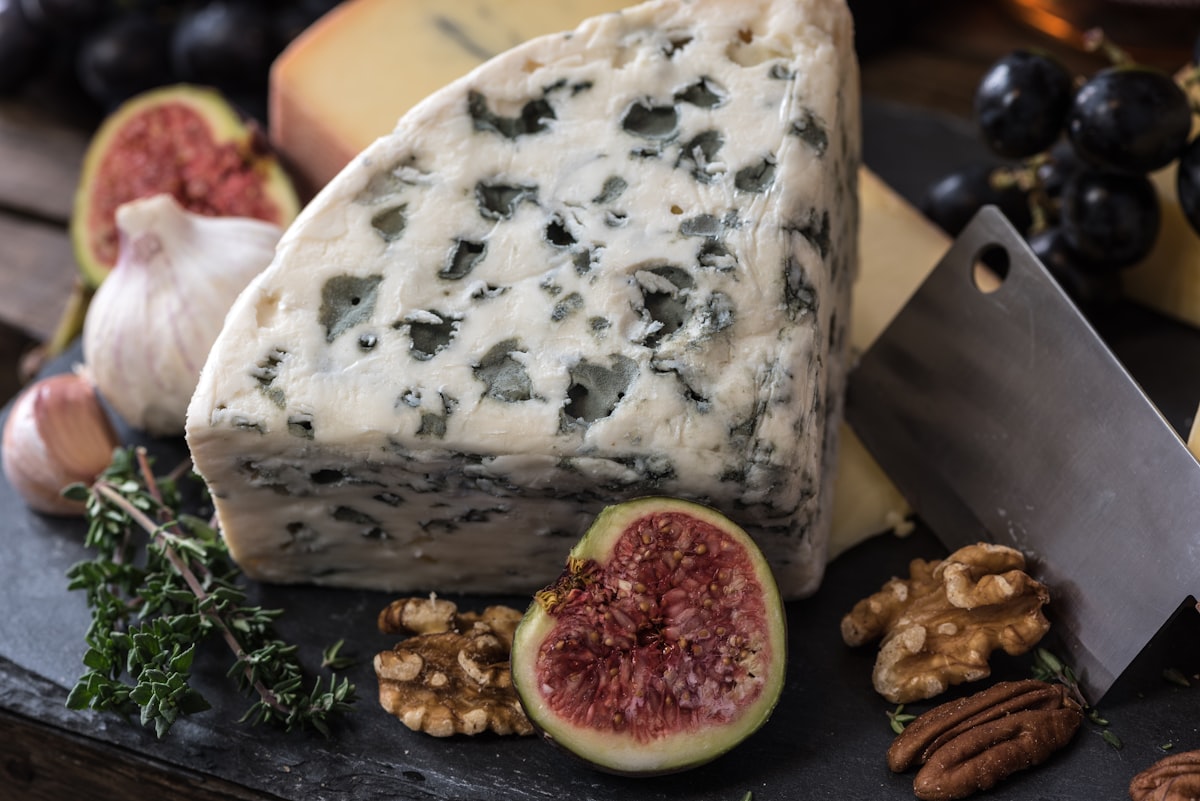 Formas de queijo Parmigiano Reggiano em processo de cura